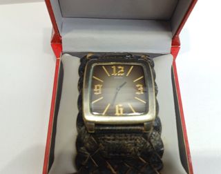 Reloj Guess correa de cuero trenzada en su caja