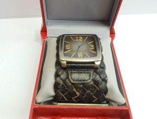 Reloj Guess correa de cuero trenzada en su caja
