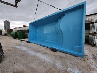 Piscina poliéster con playa modelo victoria