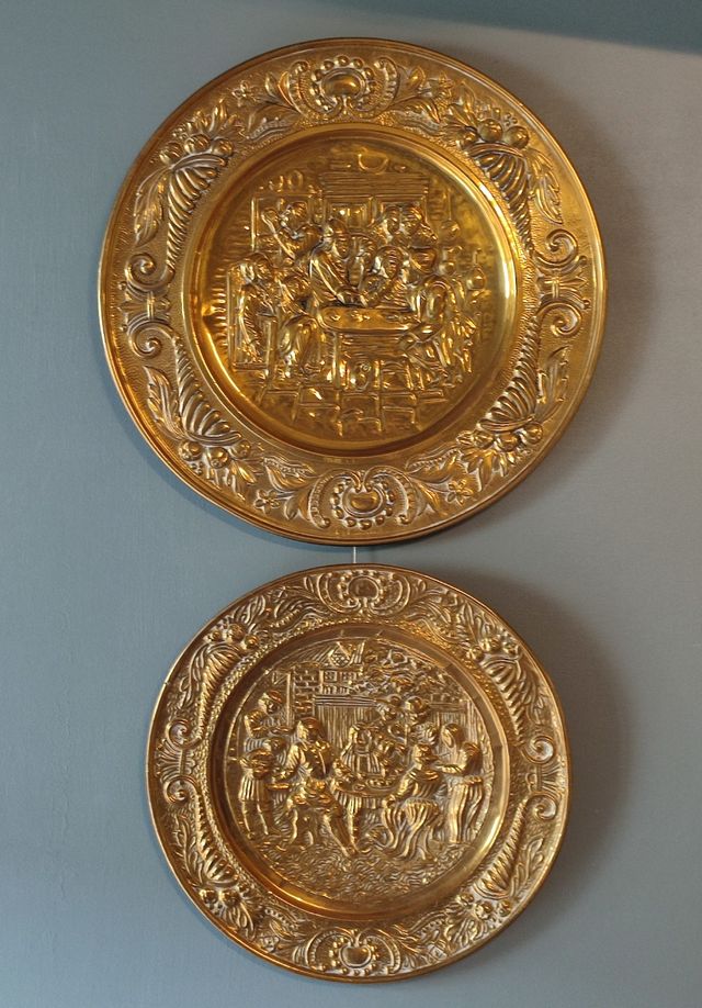 Coppia Piatti vassoi Ottone Sbalzato vita antica