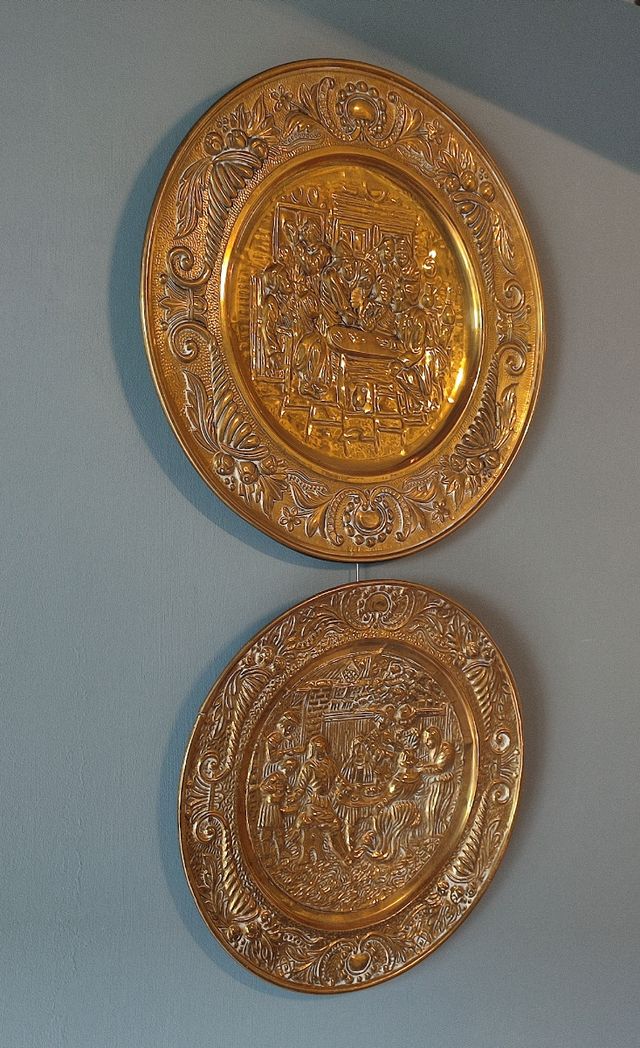Coppia Piatti vassoi Ottone Sbalzato vita antica
