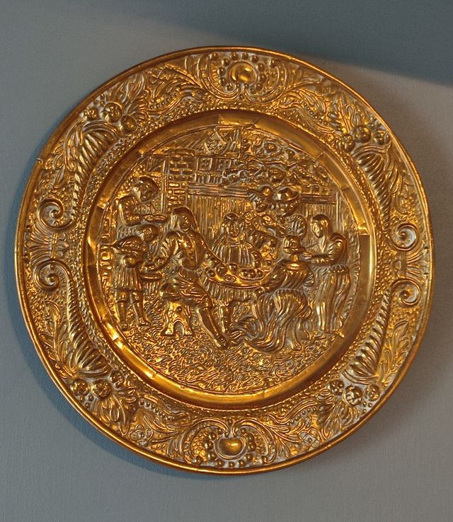 Coppia Piatti vassoi Ottone Sbalzato vita antica