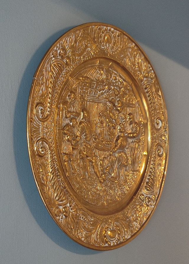 Coppia Piatti vassoi Ottone Sbalzato vita antica