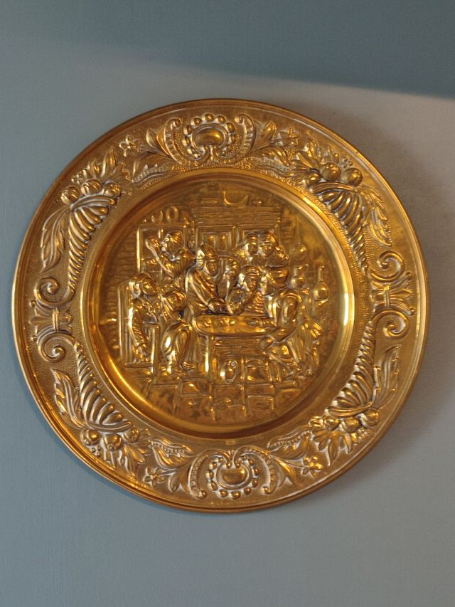 Coppia Piatti vassoi Ottone Sbalzato vita antica