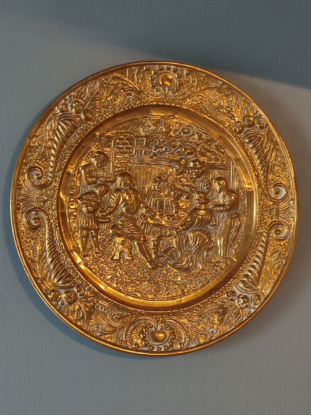 Coppia Piatti vassoi Ottone Sbalzato vita antica