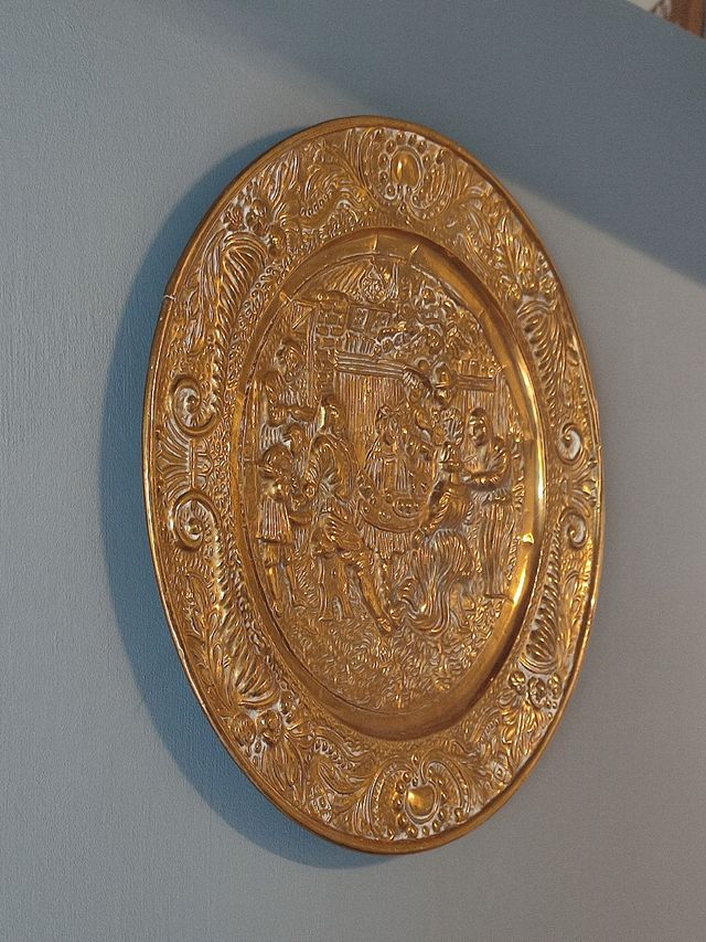 Coppia Piatti vassoi Ottone Sbalzato vita antica