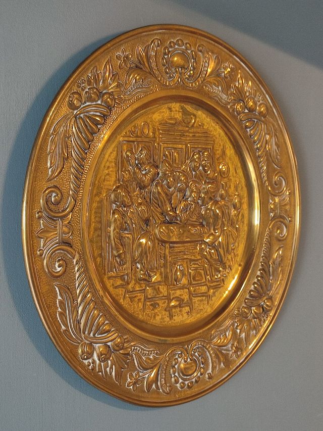 Coppia Piatti vassoi Ottone Sbalzato vita antica