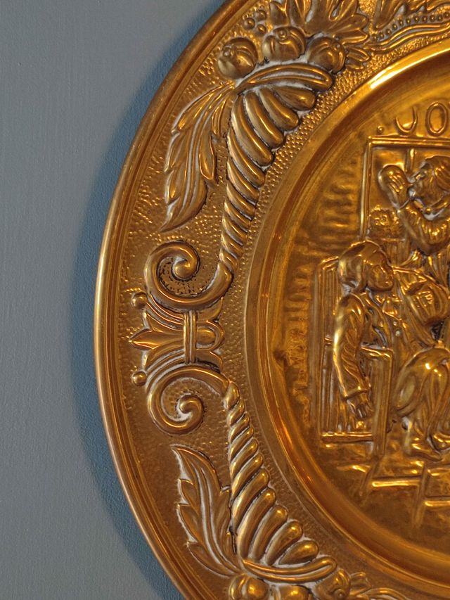 Coppia Piatti vassoi Ottone Sbalzato vita antica