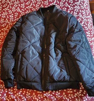 Chaqueta bomber acolchada negra
Talla M, entre SyM