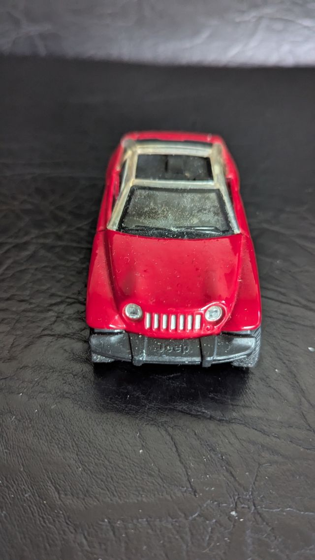 Brinquedo Jeep vermelho