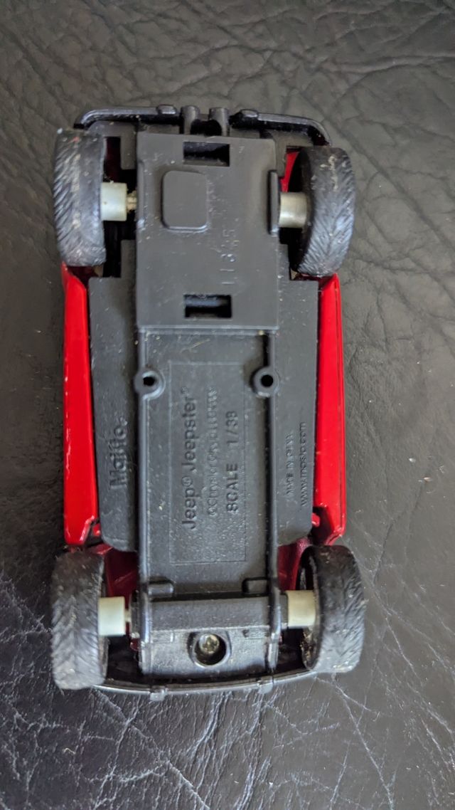 Brinquedo Jeep vermelho