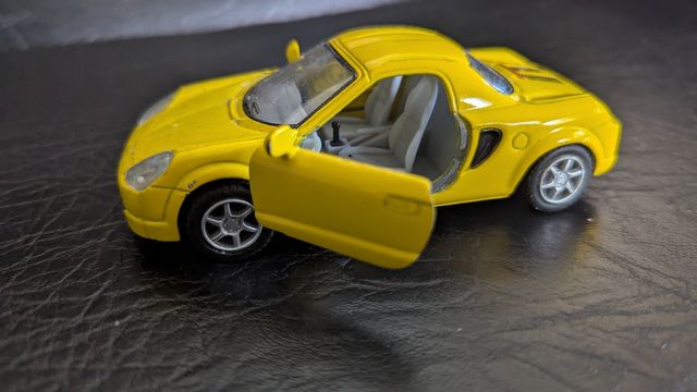 Carro de brinquedo Toyota MR-2 amarelo