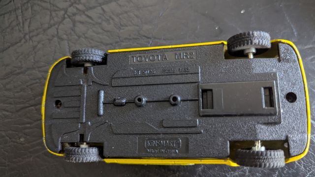 Carro de brinquedo Toyota MR-2 amarelo