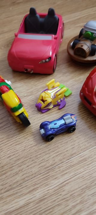 Lote de coches y moto de juguete