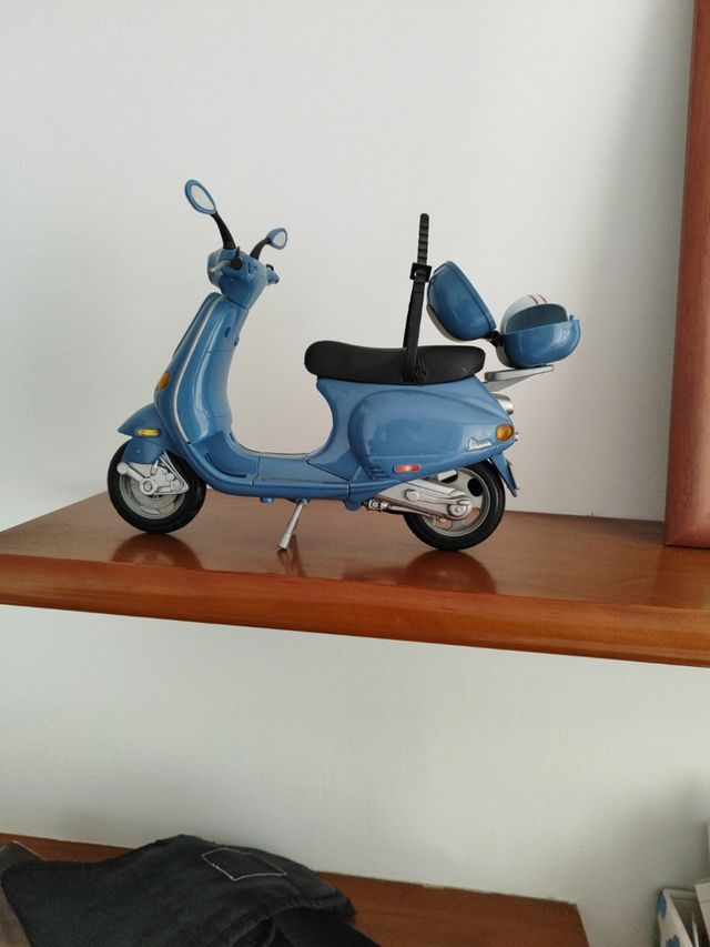 Vespa Barbie azul marino con casco