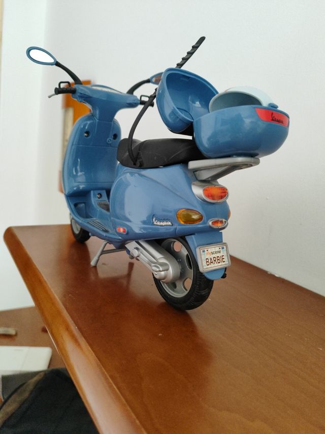 Vespa Barbie azul marino con casco