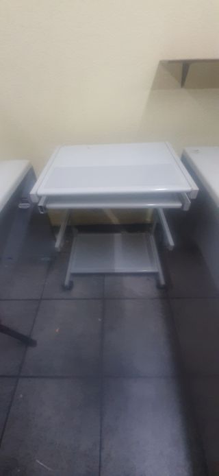 Mesa ordenador con ruedas metalica gris claro