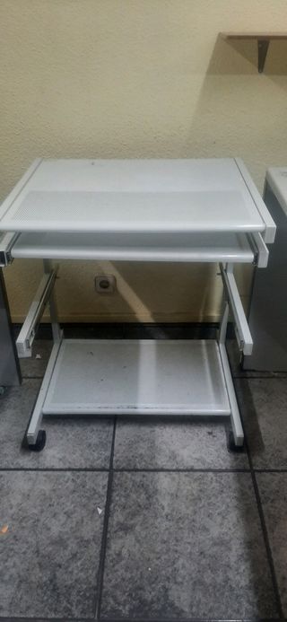 Mesa ordenador con ruedas metalica gris claro