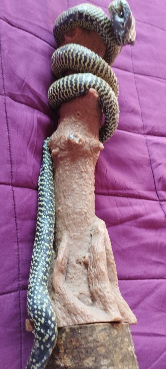 vela decorativa con forma de serpiente