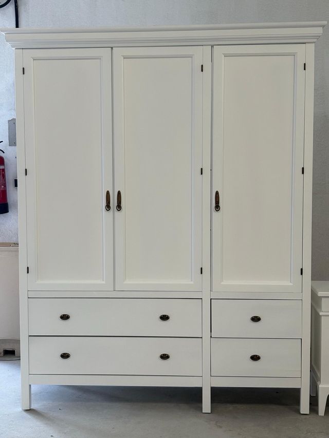 Dormitorio blanco: Armario + 2 mesitas y cabecero