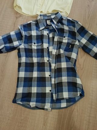 Camisa cuadros azul-blanco y polo amarillo