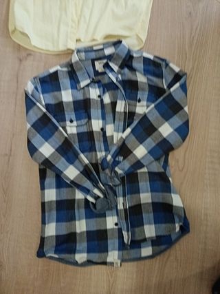 Camisa cuadros azul-blanco y polo amarillo