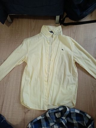 Camisa cuadros azul-blanco y polo amarillo