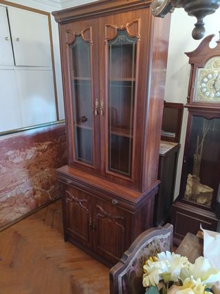Vitrina aparador madera estilo clásico.