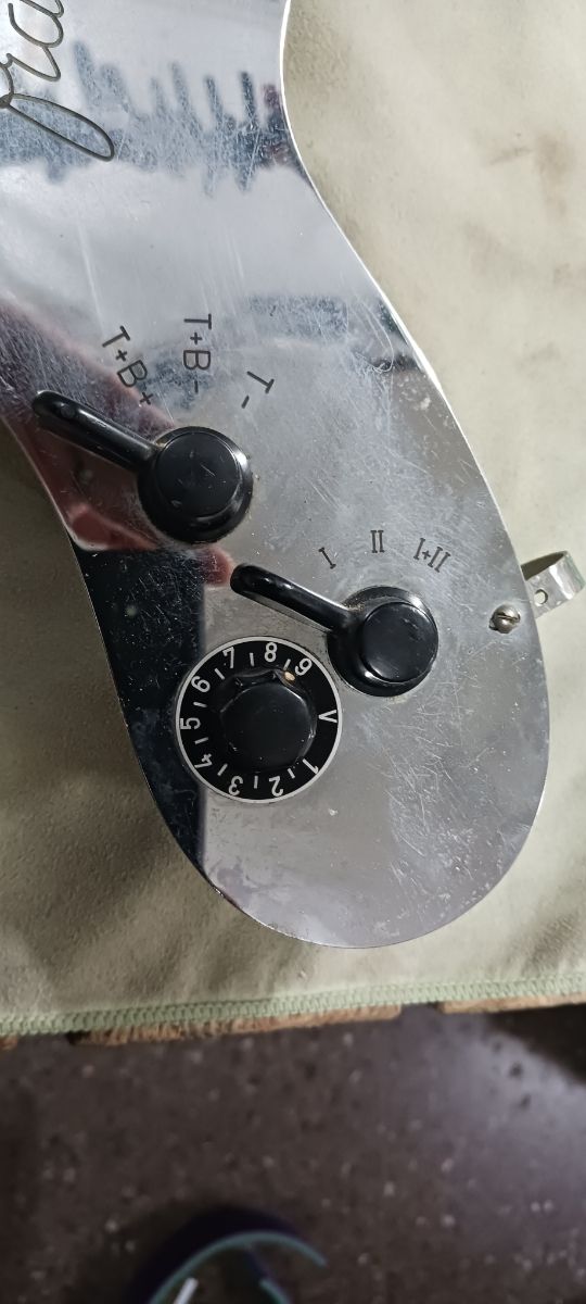 Circuito y golpeador Framus guitarra electrica 60s