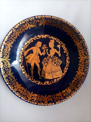 Platos pequeños ornamentales vintage.