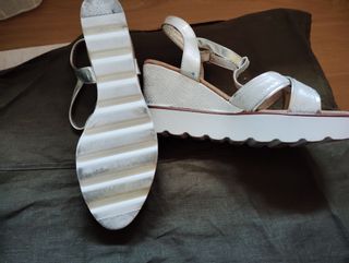 Sandalias cuña plata