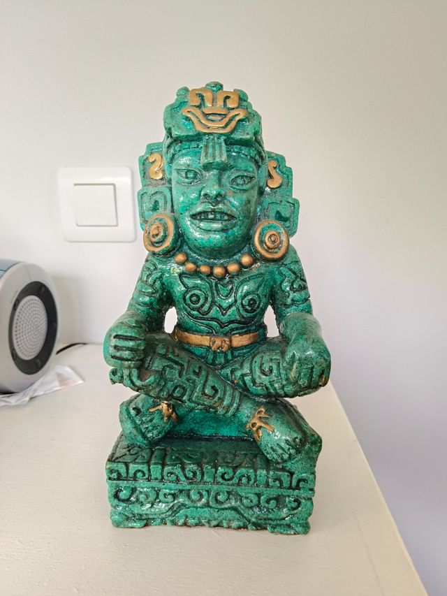 Figura Maya intagliata a mano