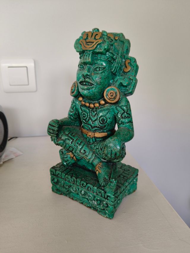 Figura Maya intagliata a mano