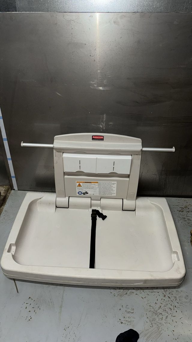 Cambiador de bebes Rubbermaid Station.
