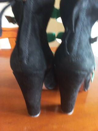 Zapatos tacón negros y verde menta