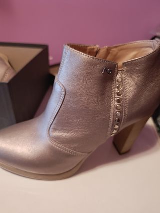 Botines planos plateados