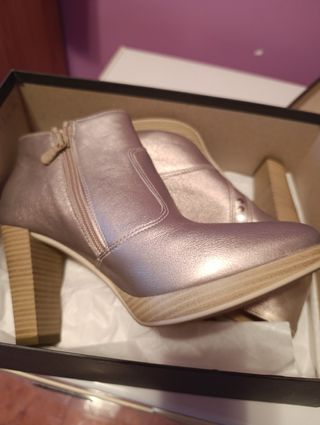 Botines planos plateados