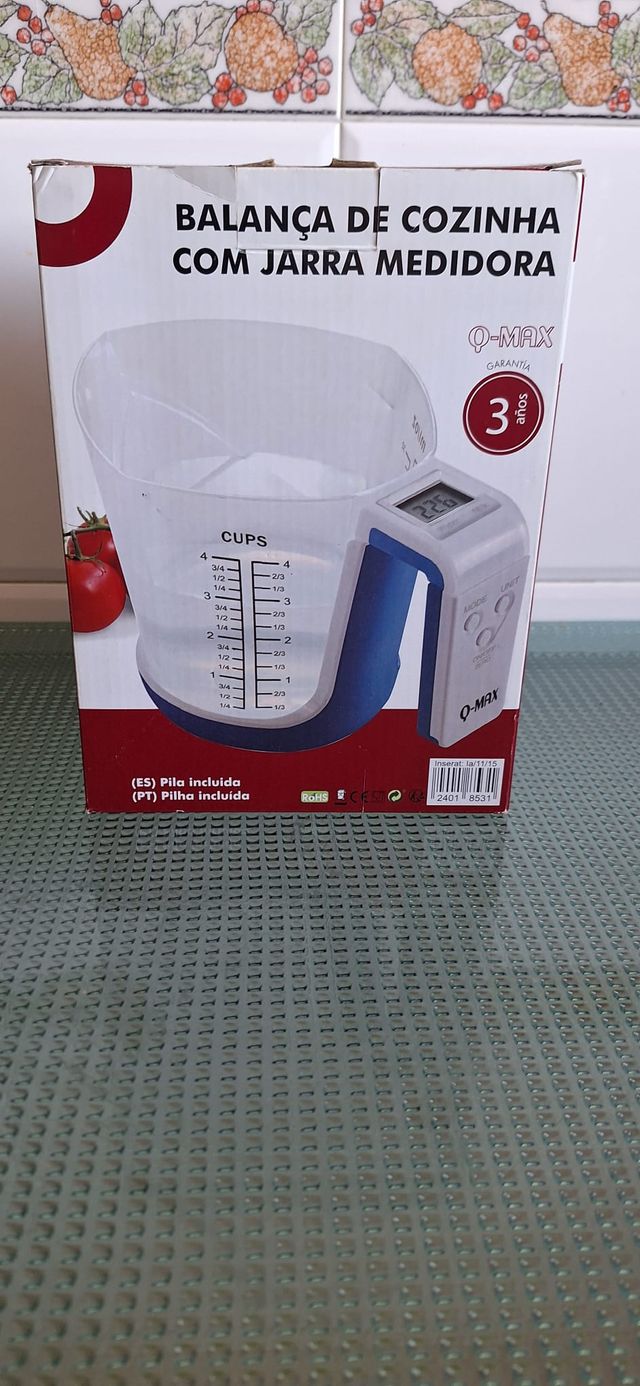 Báscula de cocina con taza medidora