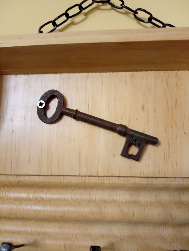 Portallaves rústico de madera y metal