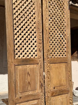 Puerta antigua de madera. Alacena.