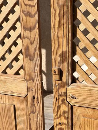 Puerta antigua de madera. Alacena.