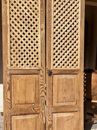 Puerta antigua de madera. Alacena.