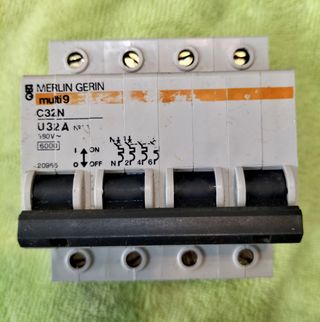 6 Interruptores automáticos Merlin Gerin multi9