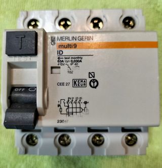 6 Interruptores automáticos Merlin Gerin multi9