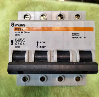 6 Interruptores automáticos Merlin Gerin multi9