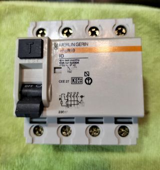 6 Interruptores automáticos Merlin Gerin multi9