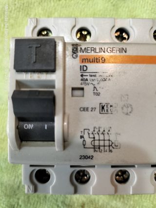 6 Interruptores automáticos Merlin Gerin multi9