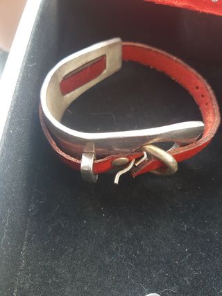 Brazalete Uno de 50 Rojo y Plata