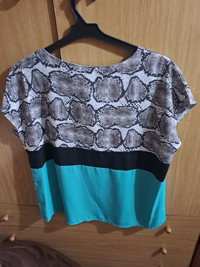 Blusa CUPLE serpiente turquesa M pero es 42 -44