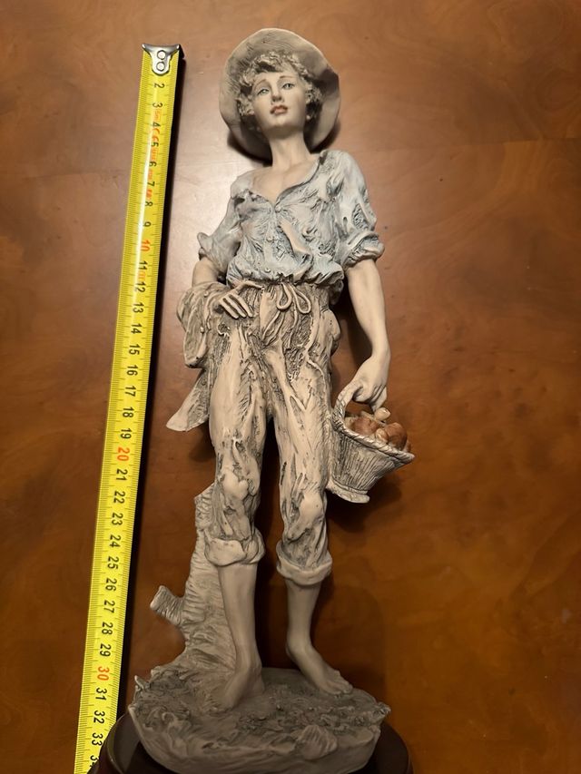 Escultura Niño Campesino Armani